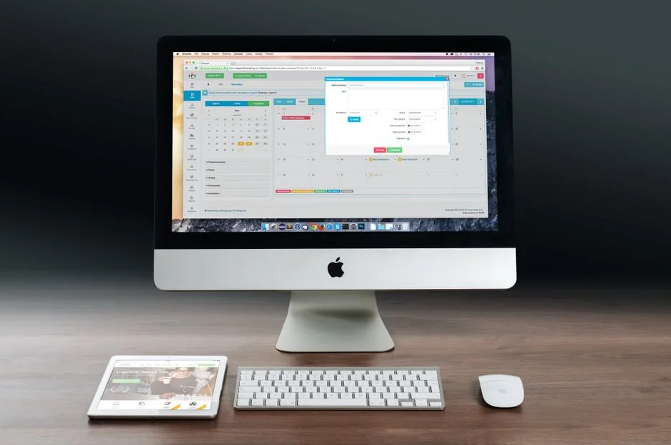 Vue de dessus d’une équipe d’entreprise collaborant avec des ordinateurs portables et des documents.